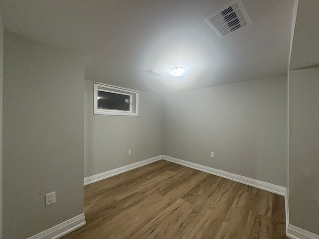 Photo du bâtiment - 3 Bed Basement in Hamilton