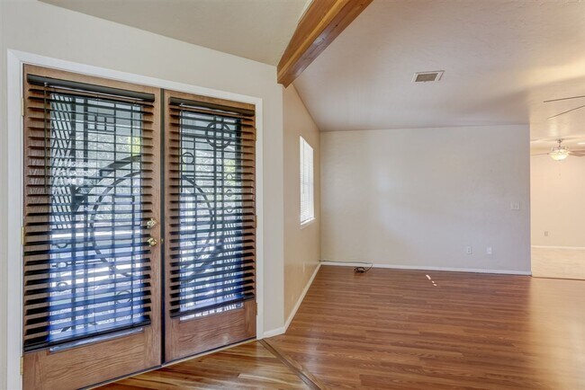 Building Photo - 3 bedroom, 3 bath home close to downtown P...