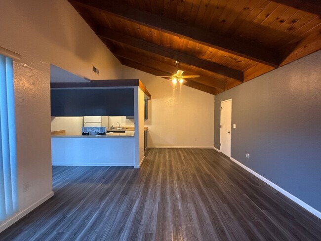 Foto del edificio - 7232-7234 Kelley Dr