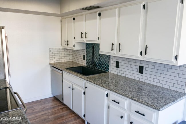 Foto del edificio - 1261 N 84th Pl