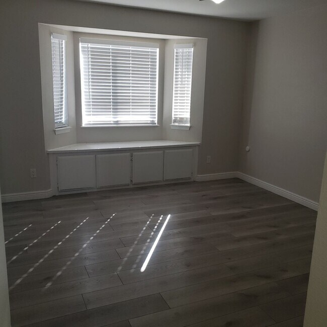 Building Photo - 13980 Mission St