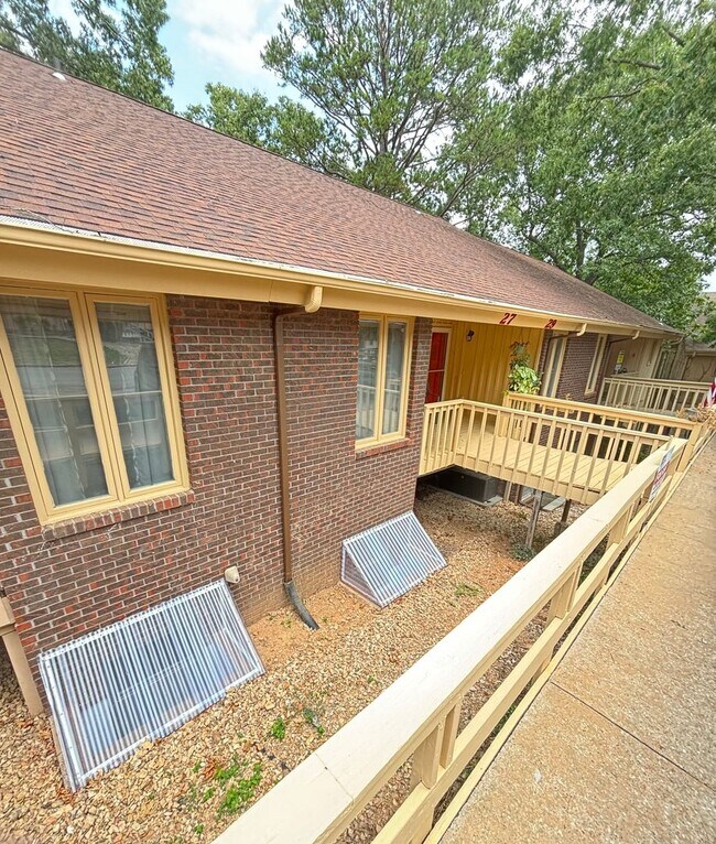 Building Photo - Three Bed Townhome For Lease! $300.00 Off ...