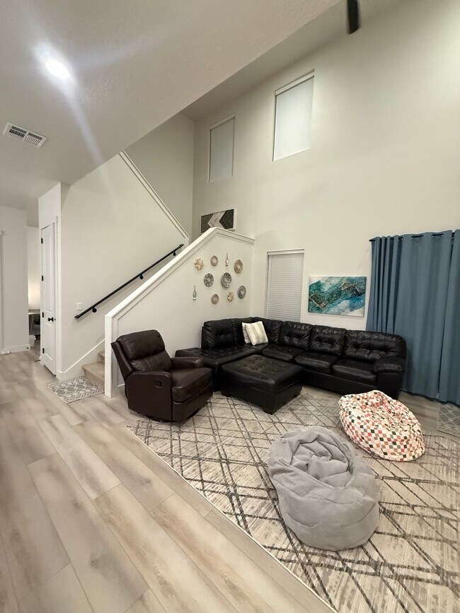 Foto del edificio - 663 Juniper Hill Dr