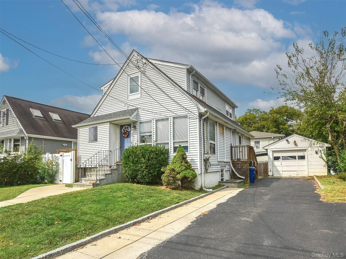 Building Photo - 3 Pequot Ave