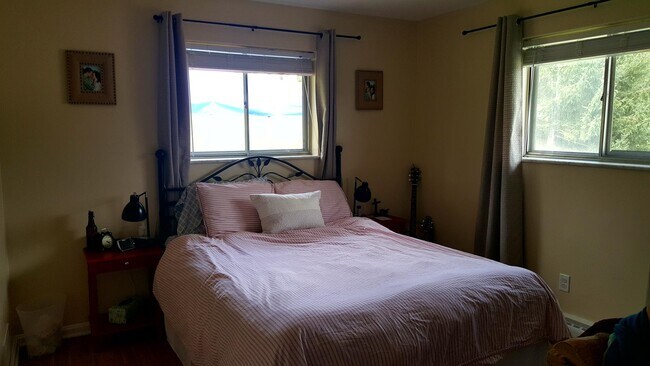 Larger bedroom - 943 Sheffield Avenue