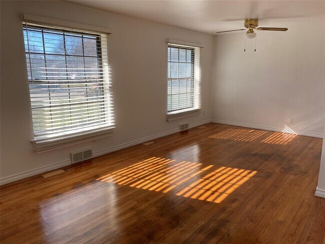 Building Photo - 421 Frances Way