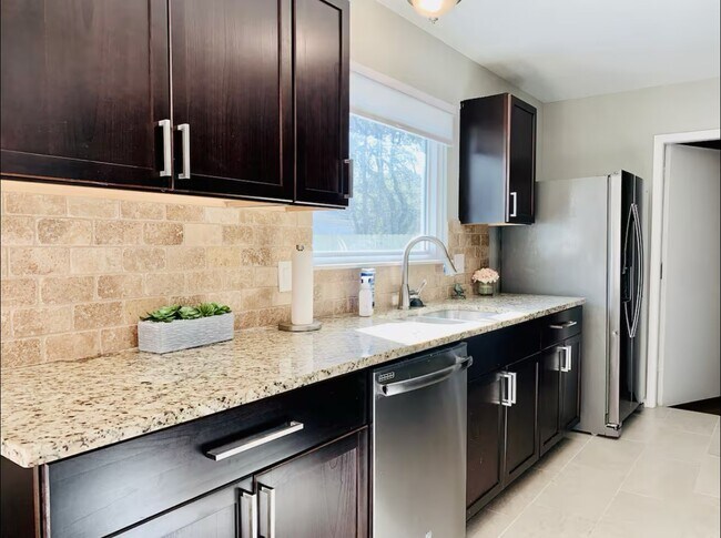 Foto del edificio - 3406 Maywood Dr