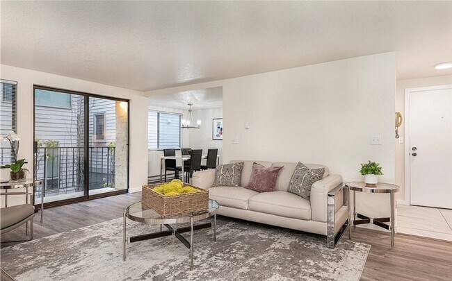 Building Photo - Light Filled Remodeled Condo w/ Fireplace ...