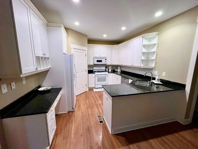 Foto del edificio - 236 N Ainsdale Dr