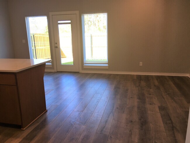 Sala de estar/Comedor - 10612 Brothers Ln