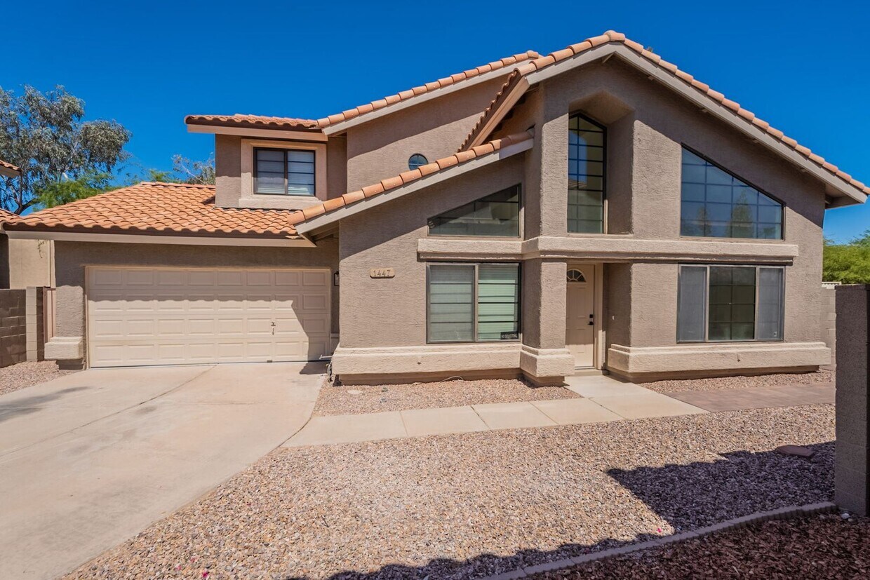 Foto principal - REMODELED! Three bedrooms plus den!