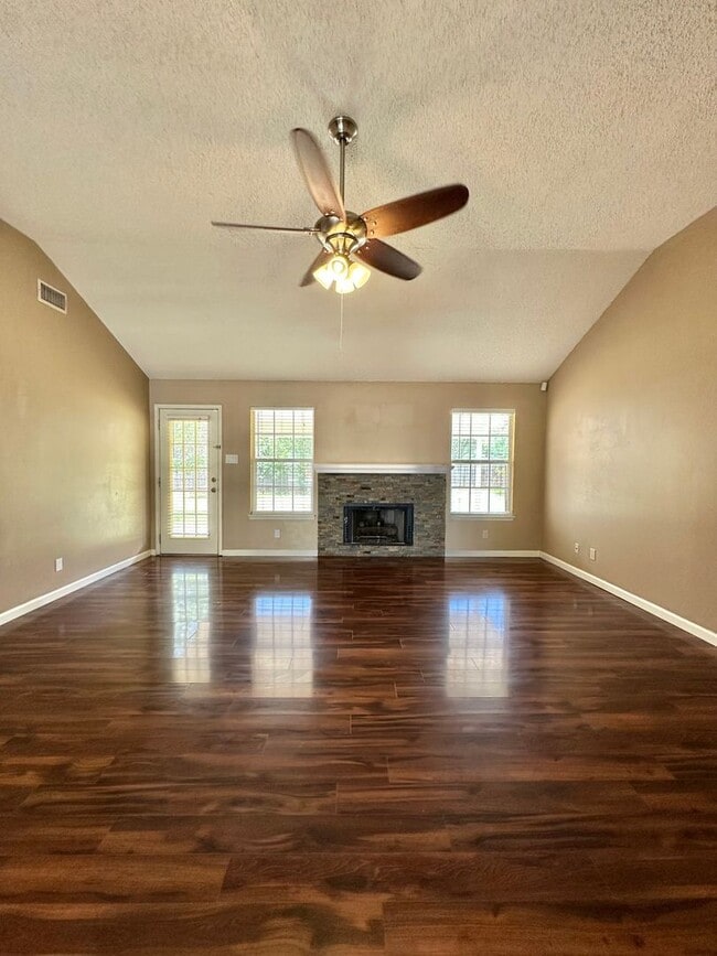 Building Photo - Move in Ready... Charming Home In The Bluf...