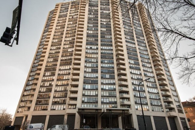 Building - 3930 N Pine Grove Ave
