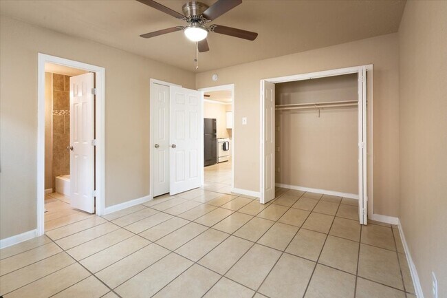 Foto del edificio - 3045 Golfcrest Blvd