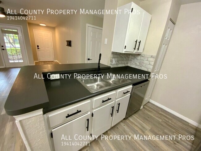 Foto del edificio - 8932 Manor Loop