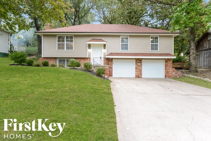 Primary Photo - 5905 NW Whispering Oaks Ln