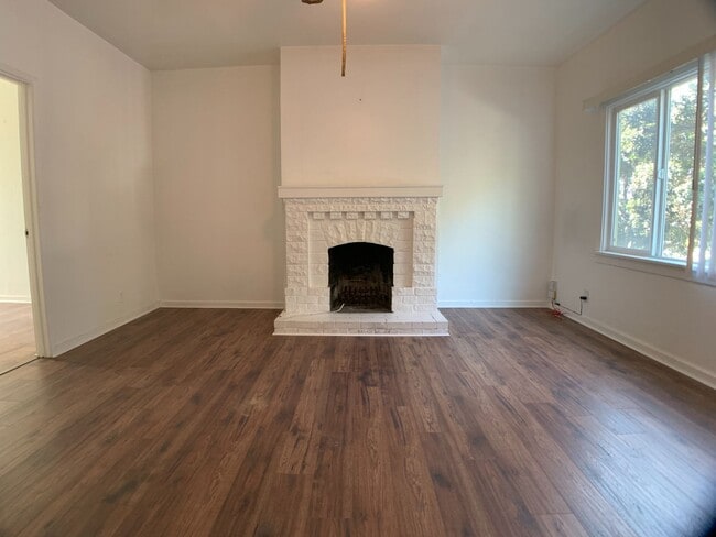 Building Photo - 744-746-746 A 47 Ave