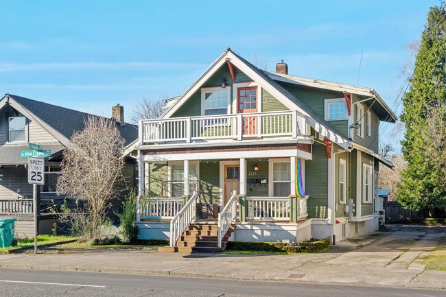 Building Photo - Charming, vintage 2-bdrm/1-bath upper in Richmond neighborhood. W/D, storage, off-street parking