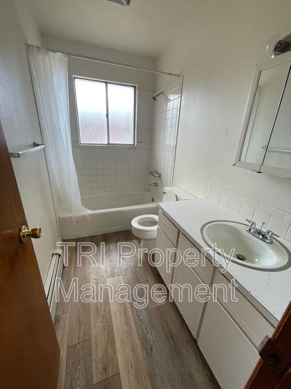 Building Photo - 824 30th Ave Pl