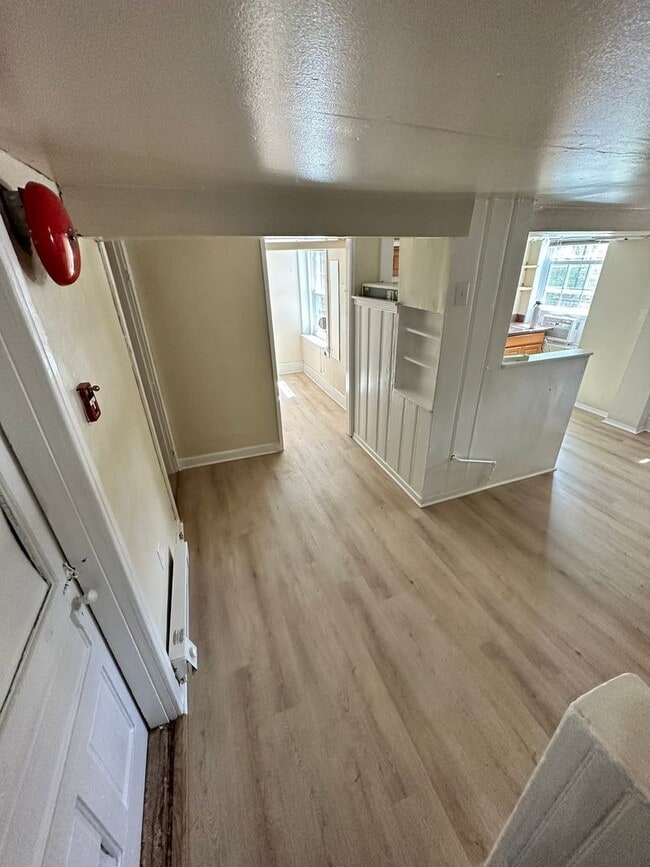 Building Photo - Walkout 1BR Basement Condo in the Heart of...