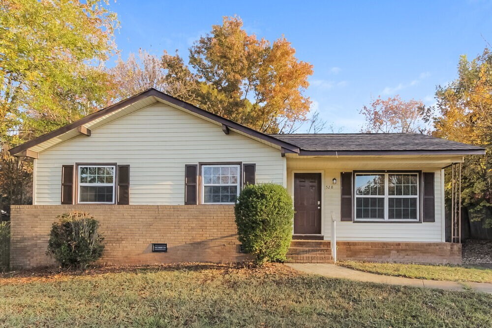 Foto principal - 528 W Arrowood Rd