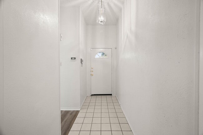 Building Photo - 917 Fiero Dr