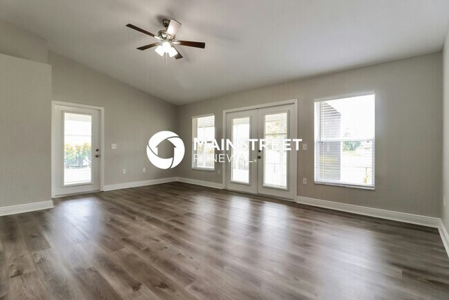 Foto del edificio - 3 Bedroom Pet-Friendly Home in LAKELAND, FL with Main Street Renewal