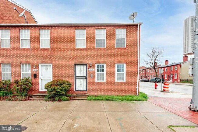 Building Photo - 1234 E Madison St