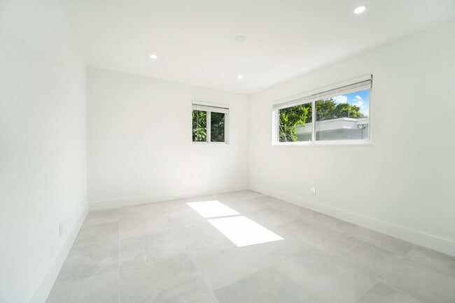 Foto del edificio - 857 W 34th St