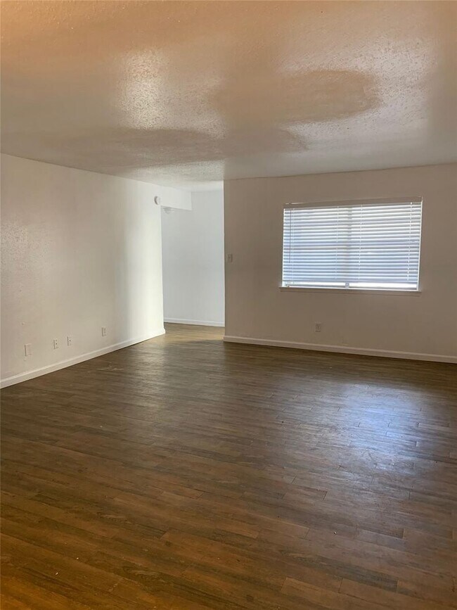 Foto del edificio - 3 bedroom / 2 bathroom - 1st floor condo