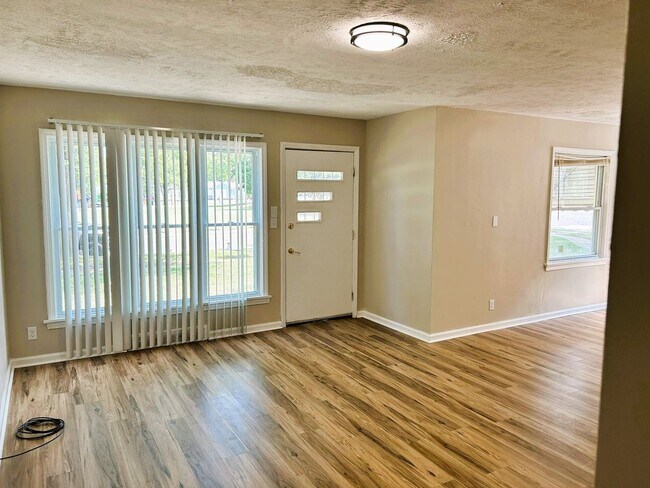 Foto del edificio - 2450 Greenvale Rd