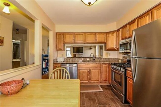 Foto del edificio - 306 Maplecrest Rd