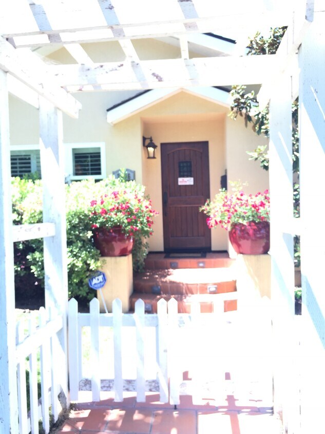 Primary Photo - 2096 Brittan Ave