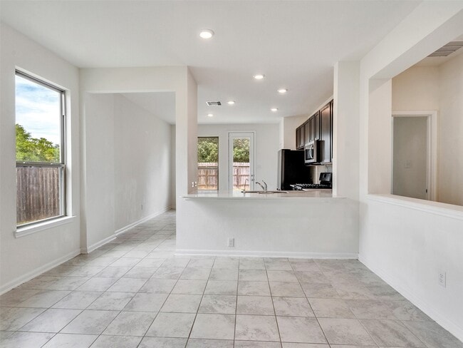 Foto del edificio - 6011 Whitewing Rd