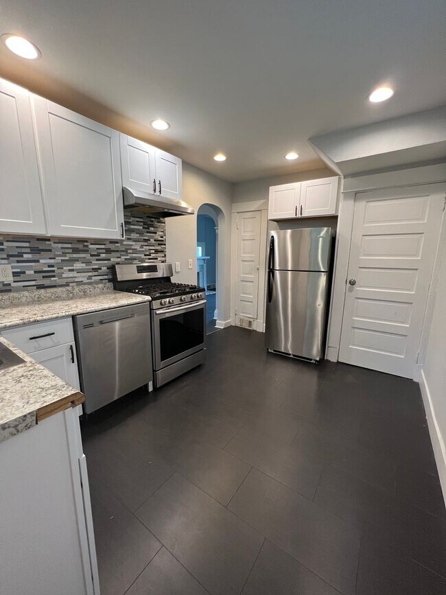 Building Photo - Updated Home with 3 Beds, 1.5 Baths, and B...