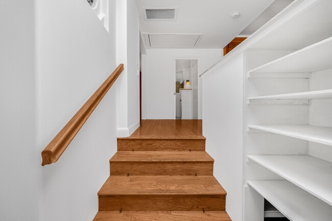 Building Photo - 9558 Frederica Ave