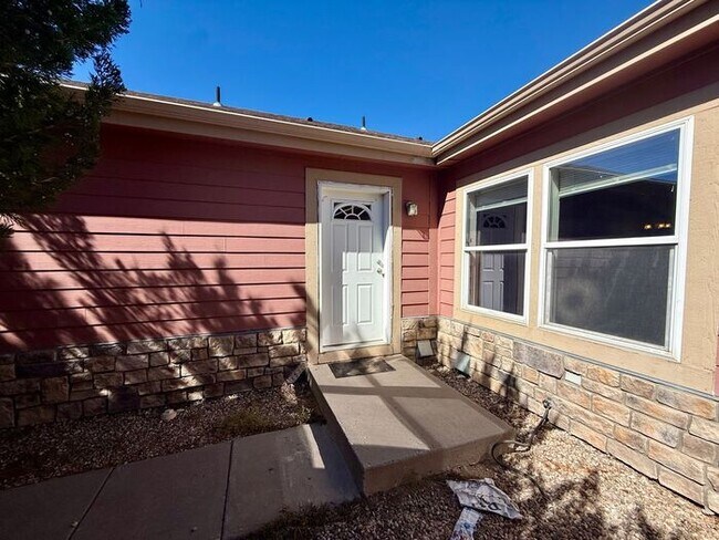 Foto del edificio - 3 Bed 2 Bath Duplex in Milliken with Overs...
