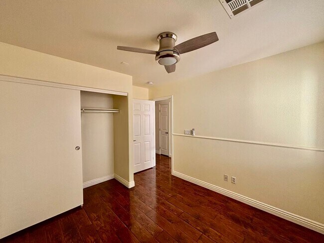 Foto del edificio - Two-story single-family home