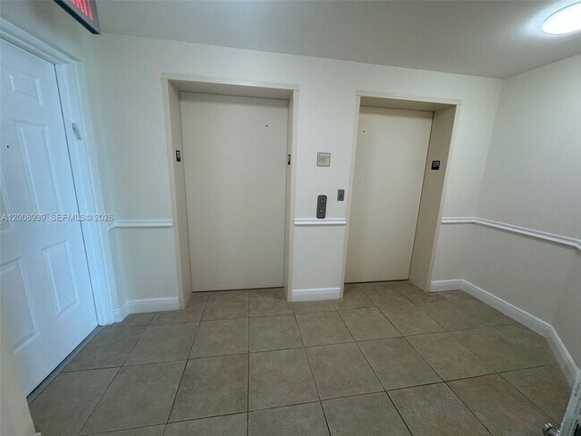 Foto del edificio - 3330 NE 190th St