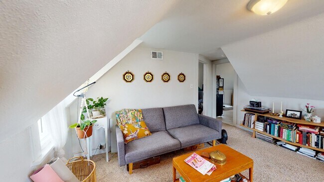 Foto del edificio - AVAILABLE AUGUST 1st! Cute & Quirky Afford...
