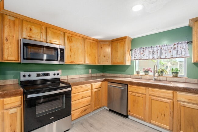 Building Photo - Spacious 3 Bed Home in Central Valley Scho...
