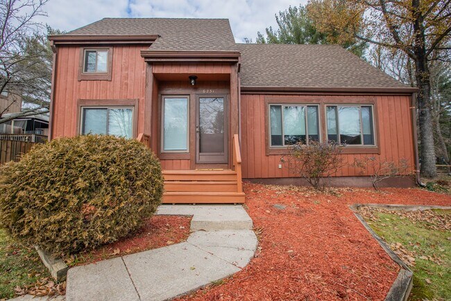 Foto del edificio - Cozy 4 BR/2.5 BA Single-Family Home in Col...