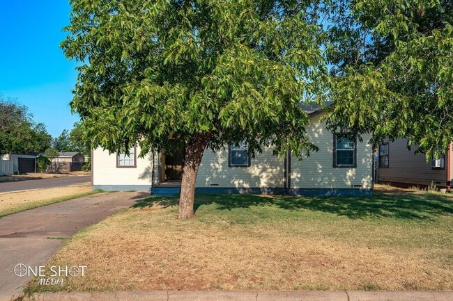 Building Photo - 1402 Burger St