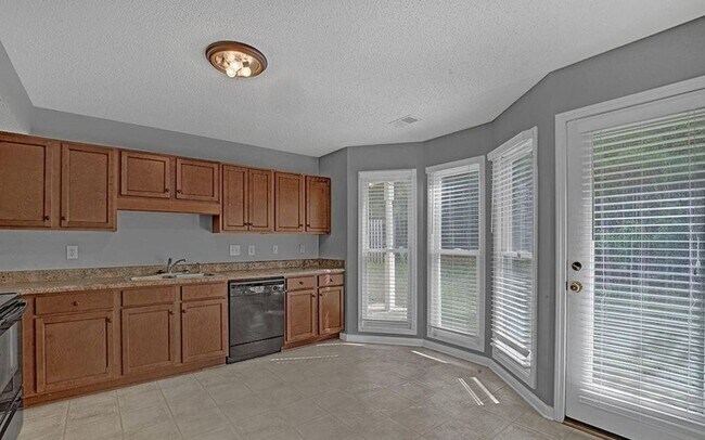 Foto del edificio - NOW AVAILABLE!!