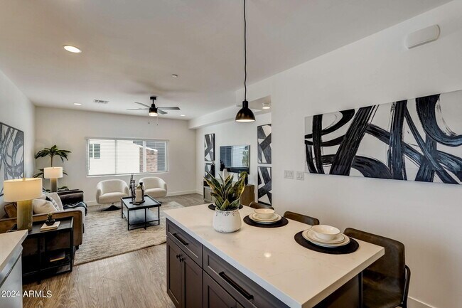 Foto del edificio - 3645 E Earll Dr