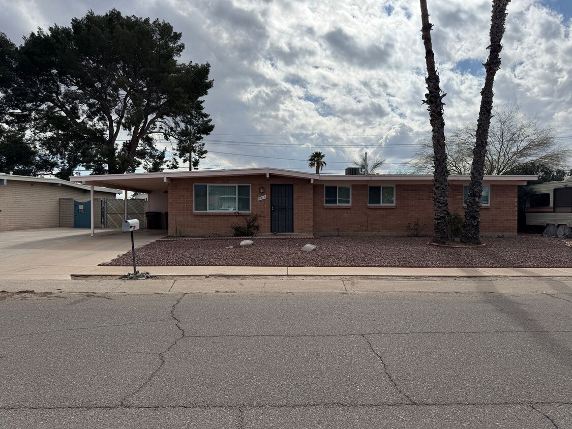 Primary Photo - Large 4Bdm 2Ba home, huge yard, lots of st...