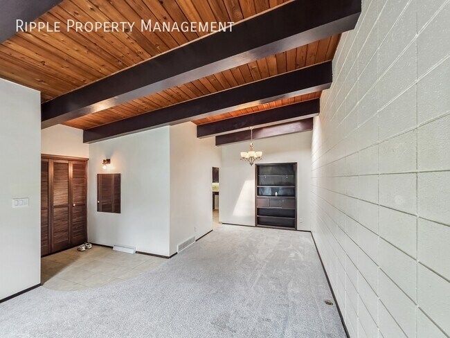 Building Photo - HOMELY BRIGHT 2 BEDS, 1.5 BATHS DUPLEX UPPER UNIT | SHARED FENCED BACKYARD