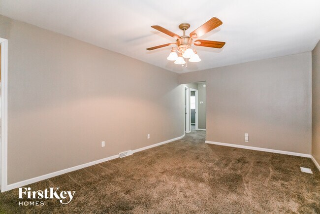 Building Photo - 2 NE Ferrell Ln
