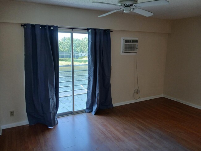Building Photo - 538 Fanshaw M