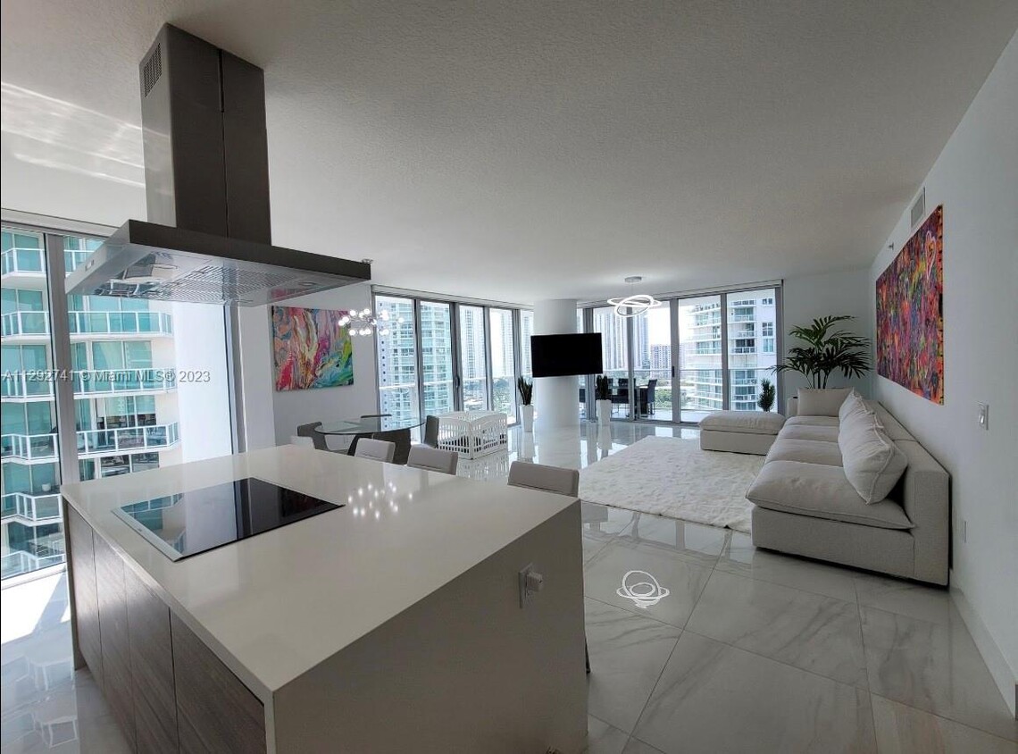 Foto principal - 300 Sunny Isles Blvd